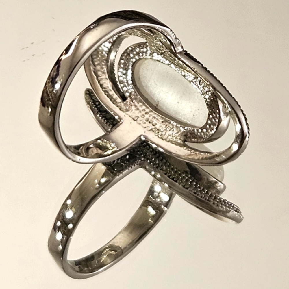 Elegant Silver Oval Ring - Picture 3 of 9